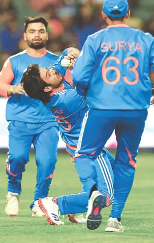  India’s Ravi Bishnoi takes a catch to dismiss South African captain Aiden Markram off the bowling of Arshdeep Singh during the fourth T20 Internatio<em></em>nal at the Wanderers.—Reuters 