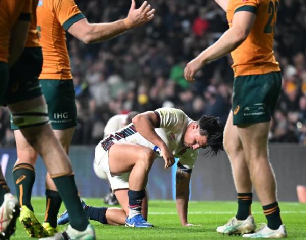 Marcus Smith is dejected after defeat to Australia