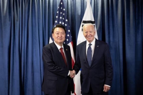 President Yoon Suk Yeol (left) shakes hands with US President Joe Biden at their bilateral summit on the sidelines of the Asia-Pacific Eco<em></em>nomic Cooperation summit at the Lima Co<em></em>nvention Center in Lima, Peru, on Friday. (Yonhap)