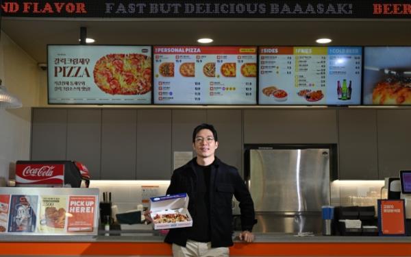 Gopizza CEO Jay Lim poses at the pizza chain's flagship store in Jongno, central Seoul, Monday. (Im Se-jun/The Korea Herald)