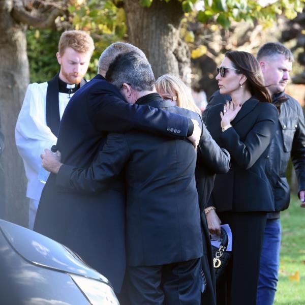 Simon Cowell pictured hugging Liam Payne's Mum  Karen and Dad Geoff goodbye alo<em></em>nside wife Lauren Silverman at Liam Payne's funeral.   