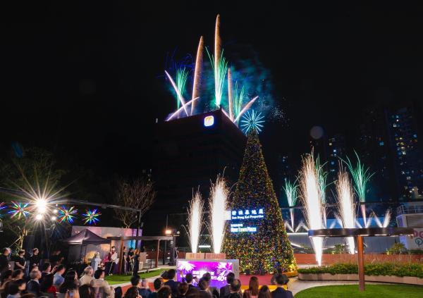 New Town Plaza hosted a dazzling pyrotechnic show, the first of its kind by a shopping mall in Hong Kong, to celebrate its 40th anniversary.