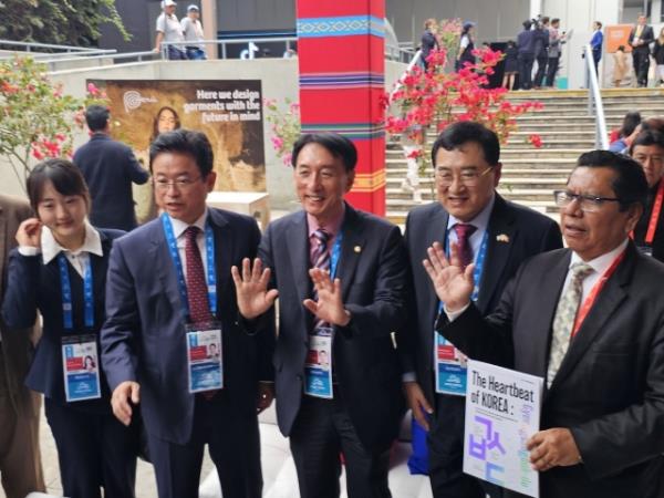 A three-member South Korean delegation visits Peru to prepare for APEC 2025 a year from now. The delegation includes Gyeo<em></em>ngju Mayor Joo Nak-yong (second from left), People Power Party Rep. Kim Seok-ki (center) and North Gyeo<em></em>ngsang Province Governor Lee Cheol-woo (fourth from left). (Rep. Kim Seok-ki’s office)