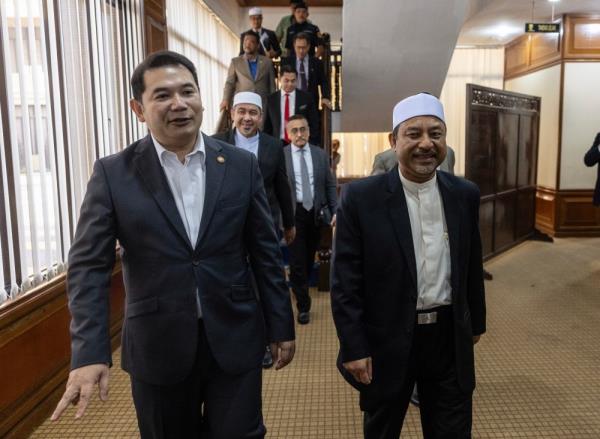 (From left) Eco<em></em>nomy Minister Rafizi Ramli and Kelantan Menteri Besar Datuk Mohd Nassuruddin Daud attend the 13th Malaysia Plan (13MP) engagement session between the Kelantan state government and the Ministry of Eco<em></em>nomy at the Kota Darulnaim Complex in Kota Baru November 17, 2024. — Bernama pic