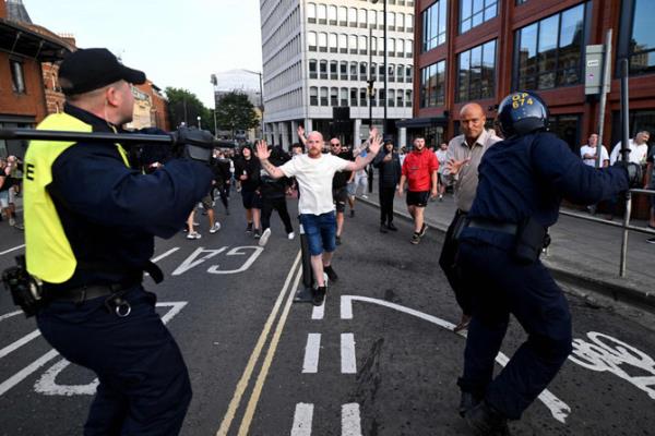 Riot police face protesters in Bristol, southern England, on August 3, 2024 during the 'Enough is Enough' demo<em></em>nstration held in reaction to the fatal stabbings in Southport on July 29. (AFP/File Photo)